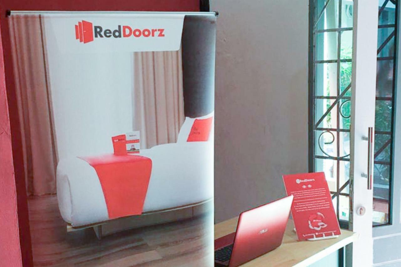 Отель Reddoorz @ Simpang Lima Jupiter Соронг Экстерьер фото