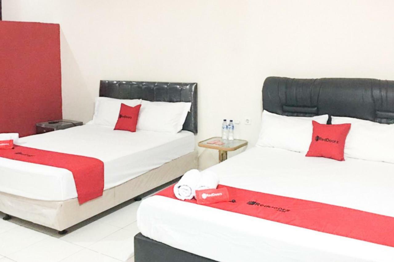 Отель Reddoorz @ Simpang Lima Jupiter Соронг Экстерьер фото