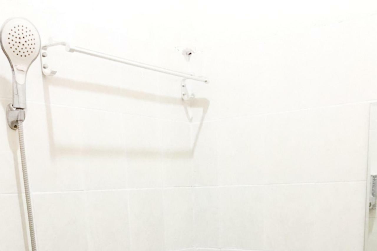 Отель Reddoorz @ Simpang Lima Jupiter Соронг Экстерьер фото